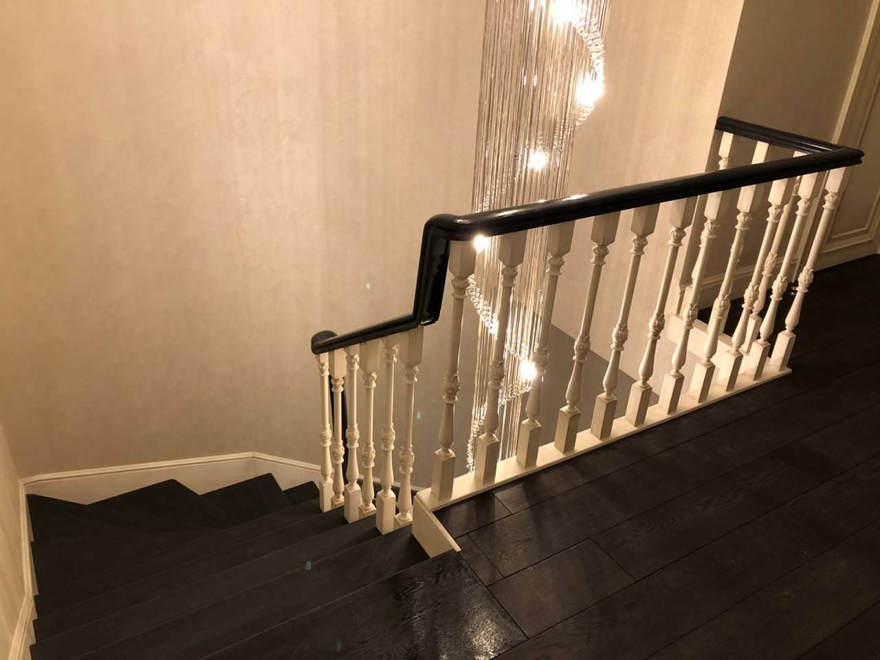 Лестница из дуба в лофте