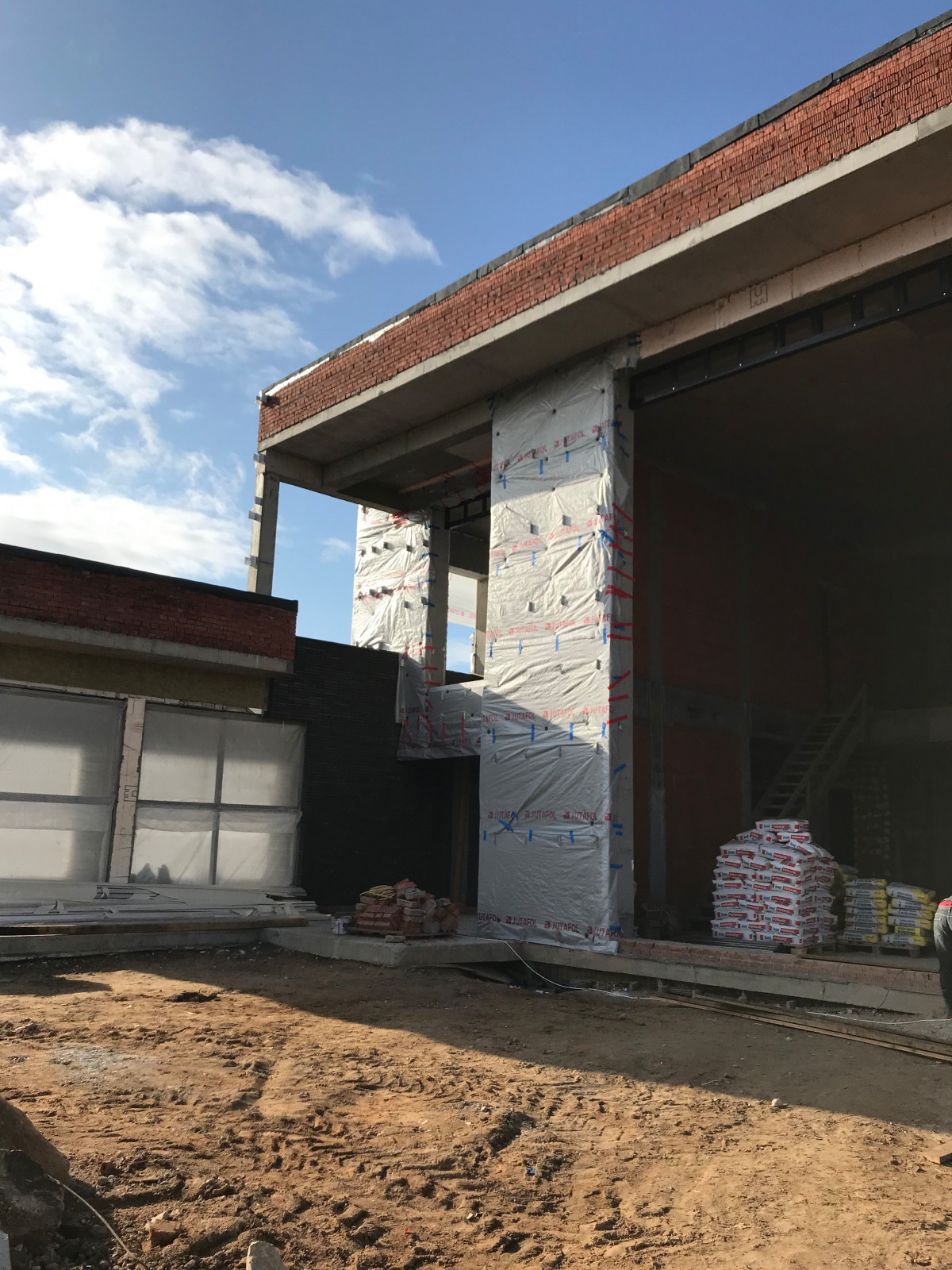 Обложка проекта: Загородный дом с бассейном