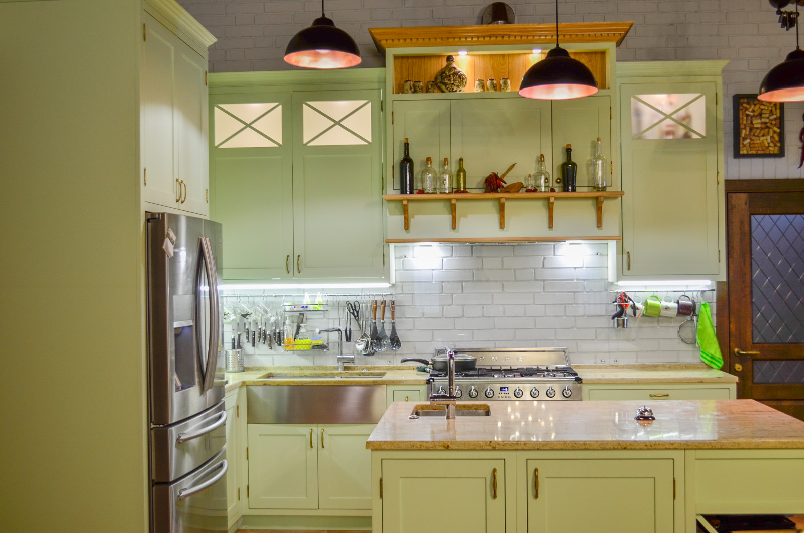 Нежно-зеленая кухня в американском стиле с островом