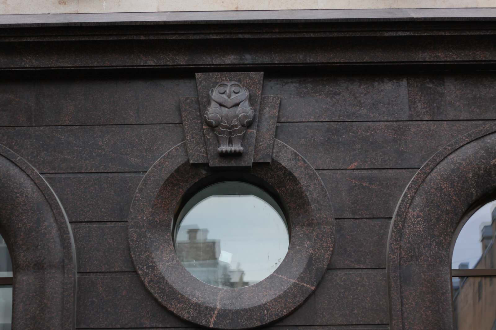 Гранитные совы на здание Финский переулок, дом 4 (Санкт-Петербург)