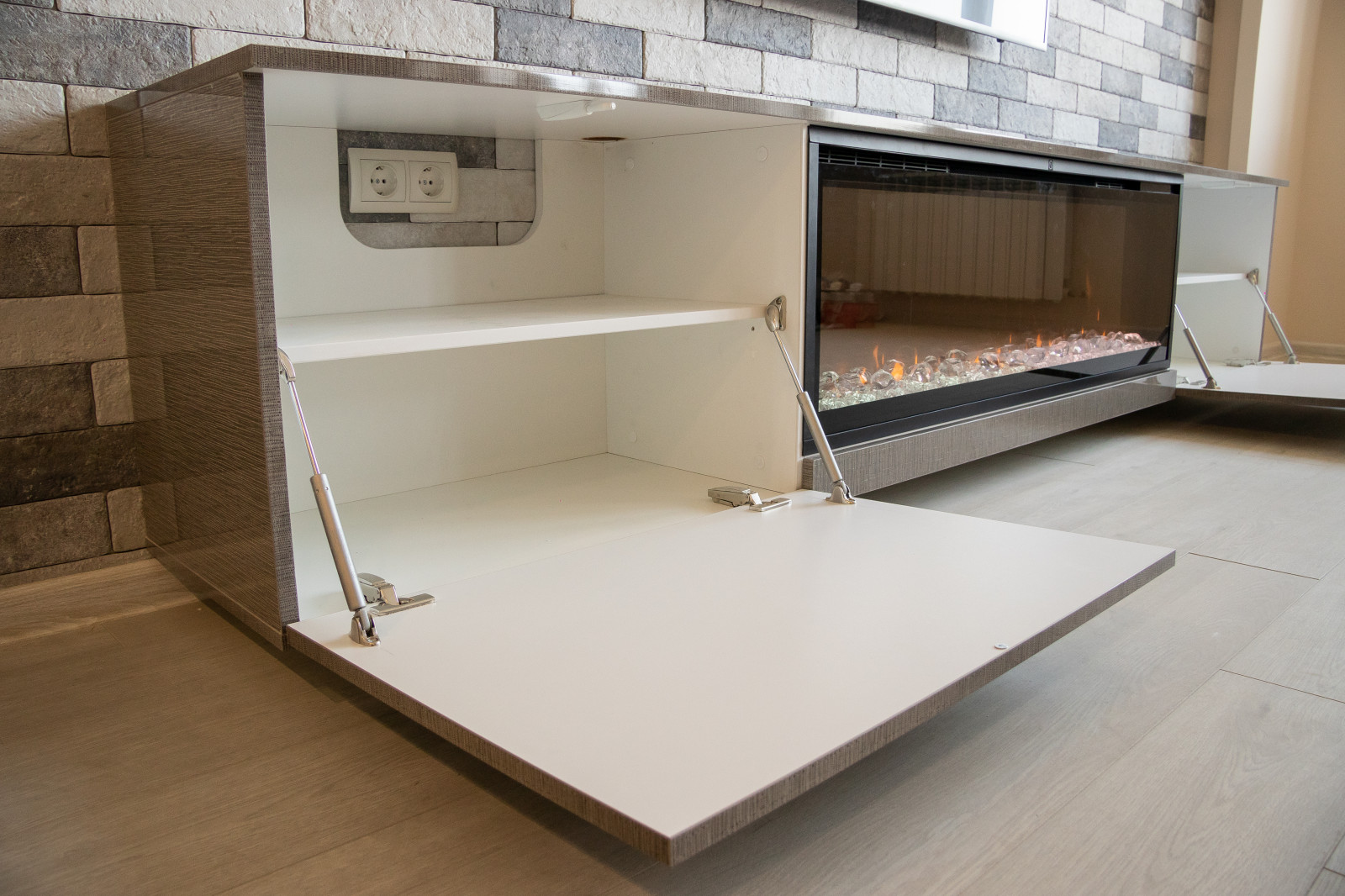 Тумба под ТВ со встроенным камином