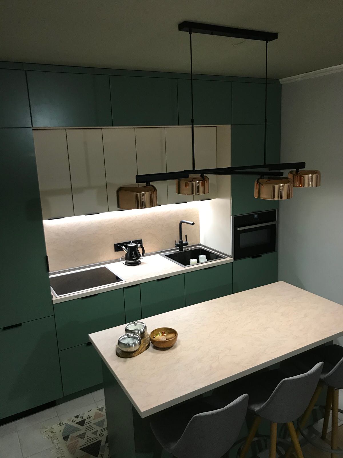 Прямая кухня с островом (ЖК Mещерский лес)