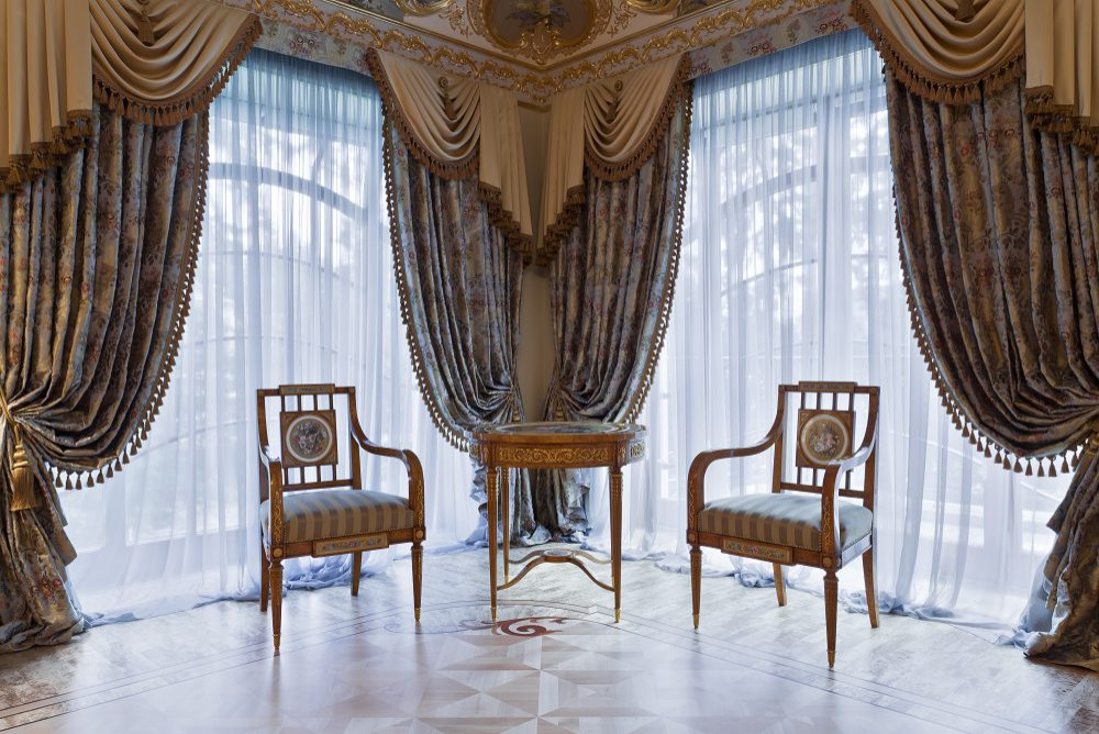 Главная спальня загородного дома в стиле Барокко