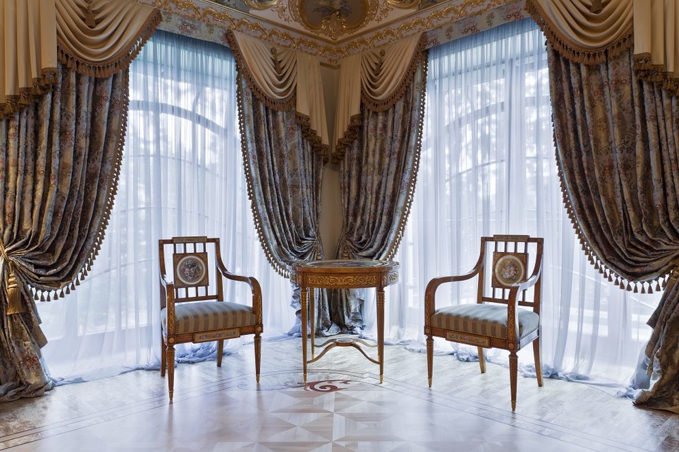 Главная спальня загородного дома в стиле Барокко