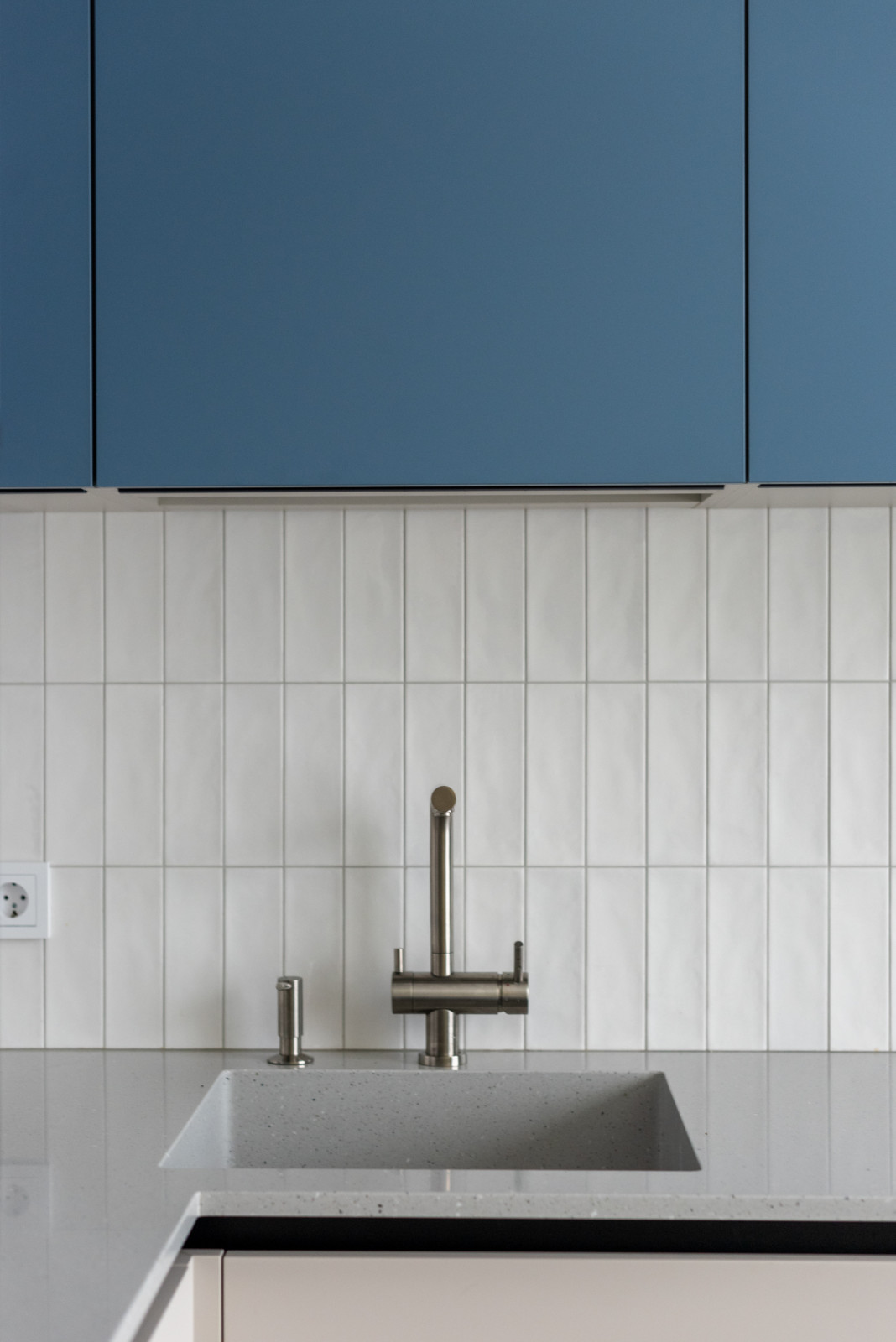 Двухуровневая угловая кухня