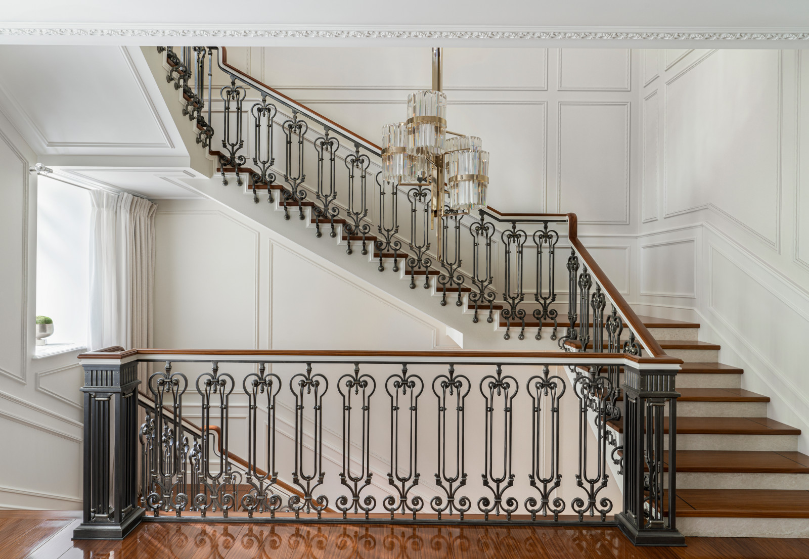 Лесничное ограждение в большом доме