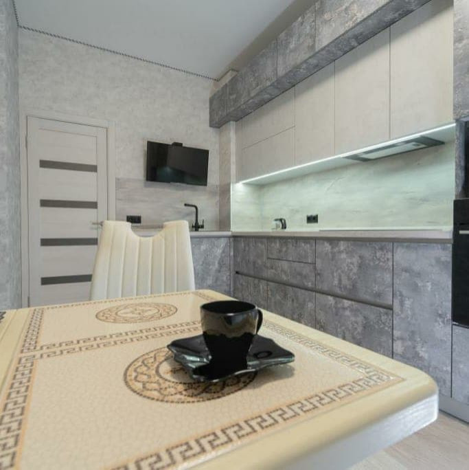 Широкая серо-белая угловая кухня в стиле лофт