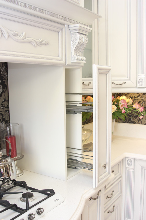 Белая кухня в викторианском стиле (реализованный проект)