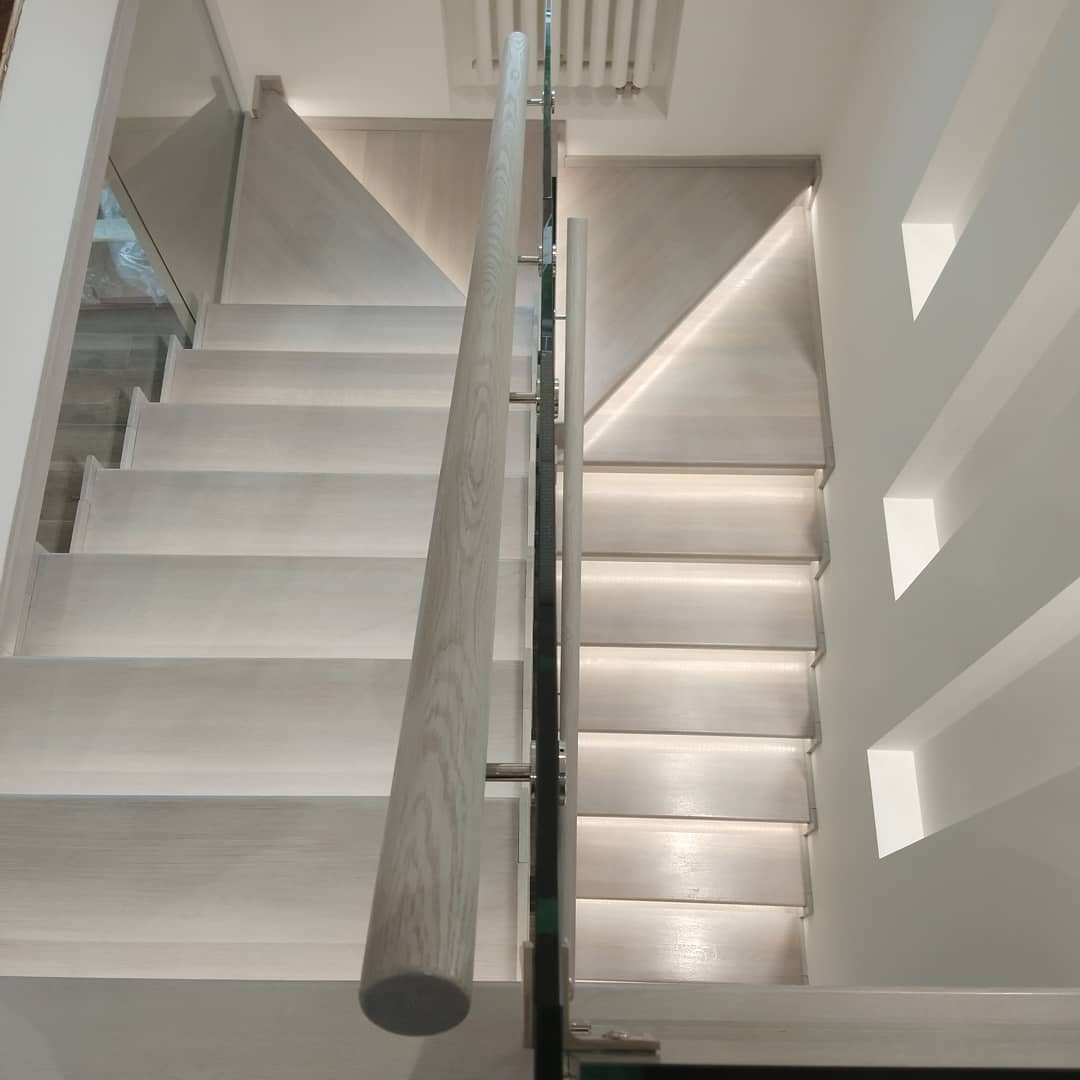 Лестница из дуба по стеклом