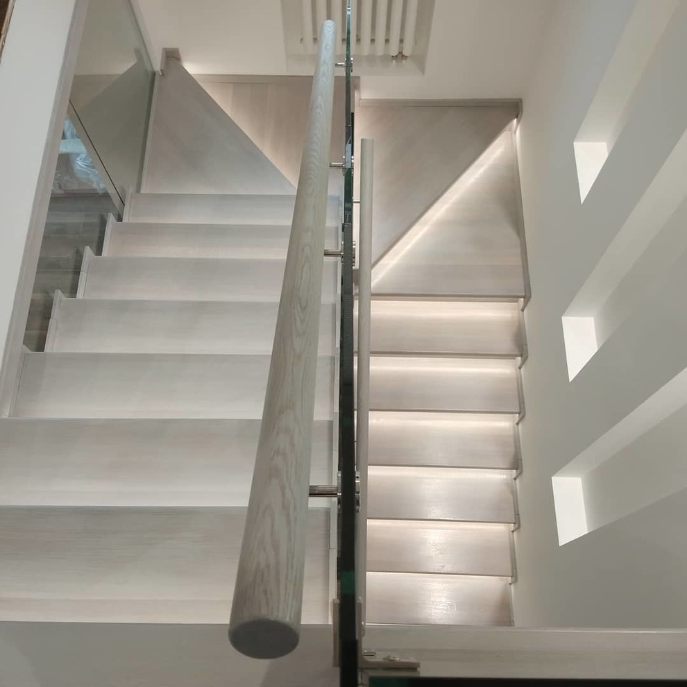 Лестница из дуба по стеклом