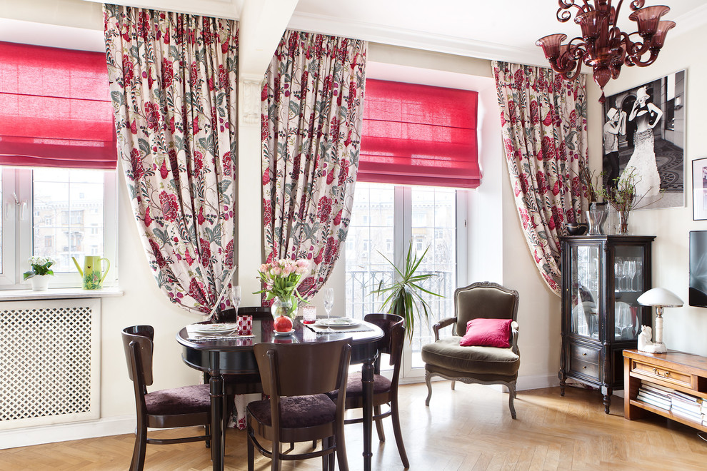 Обложка проекта: Яркие шторы для сдержанной гостиной