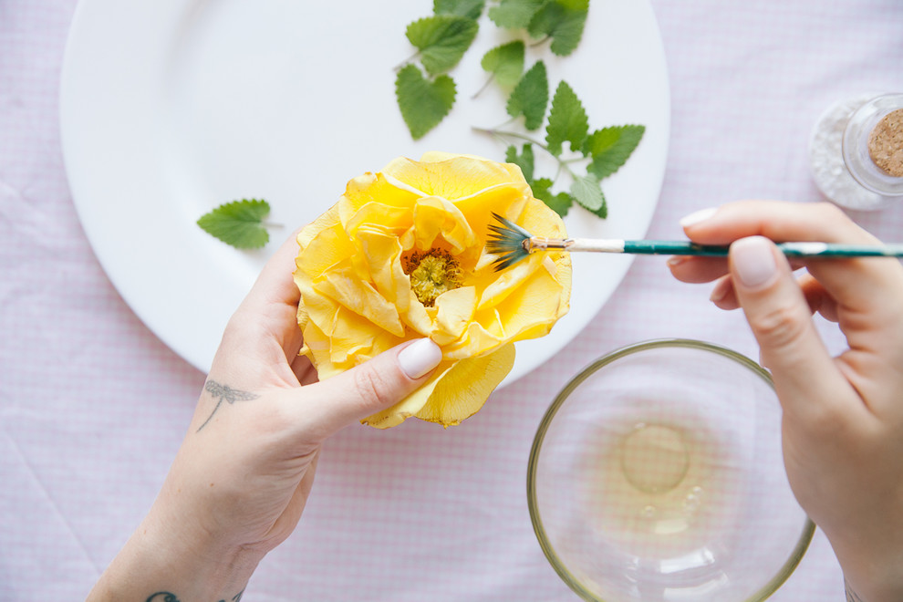 Как правильно: украсить десерт живой розой