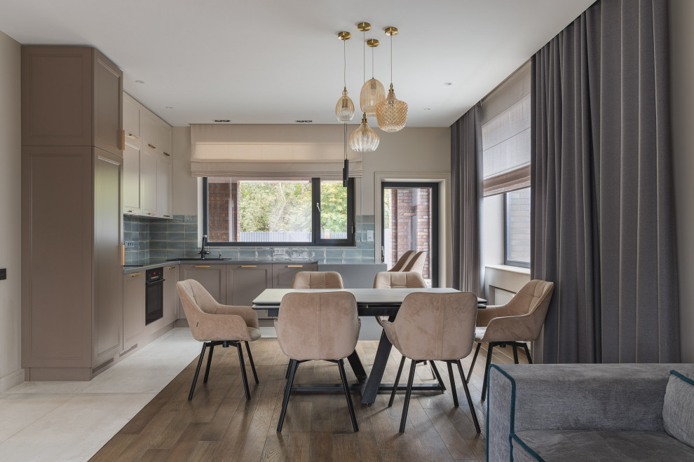 Кухня-гостиная с камином в коттедже Малая Царевщина