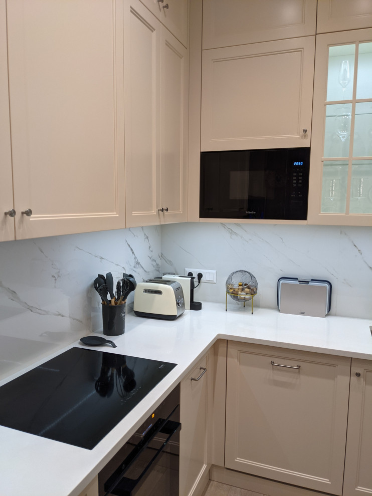 Маленькая белая кухня в неоклассическом стиле