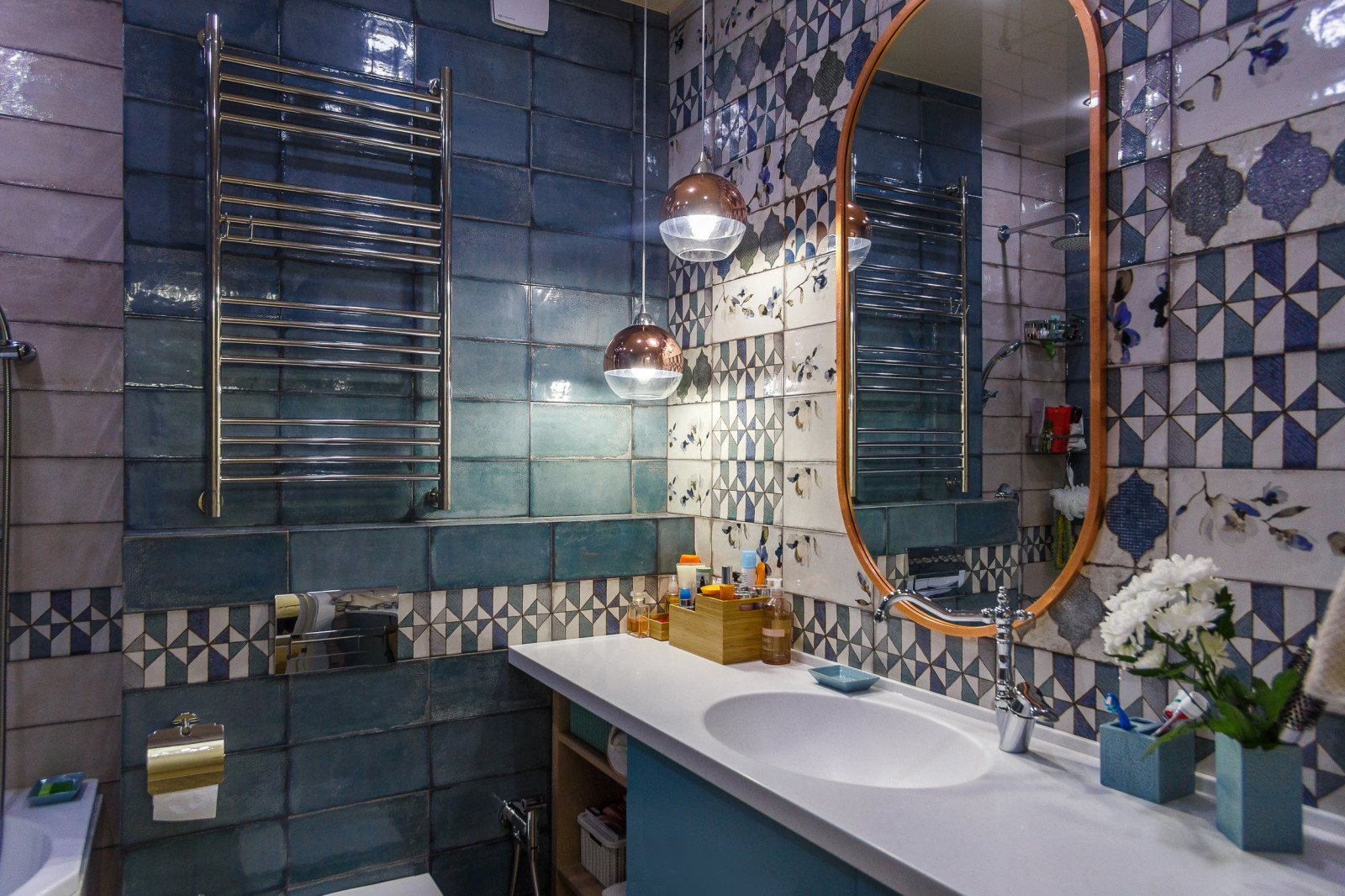 Разноцветная двухкомнатная квартира для девушки, которая любит вязать.