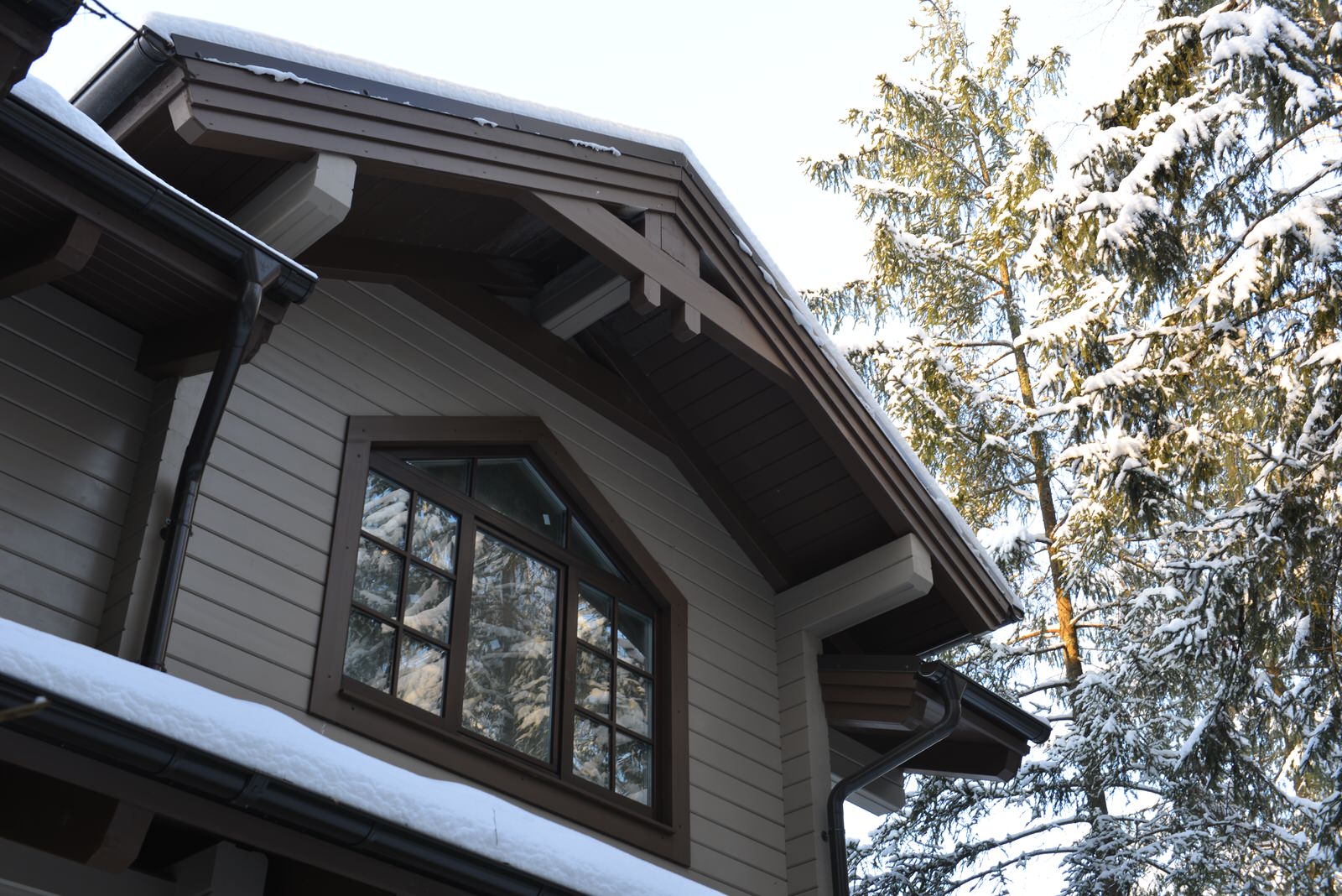 Деревянные окна в домах из клееного бруса