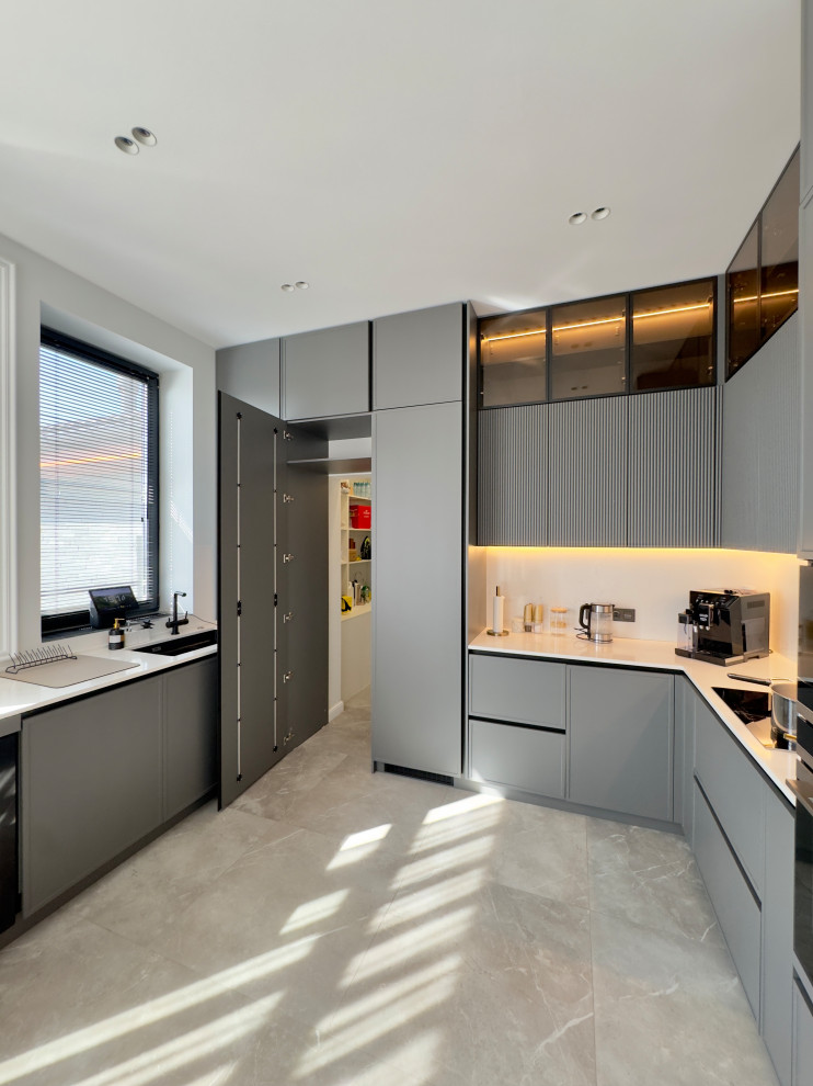 Кухня с кладовой в загородном доме