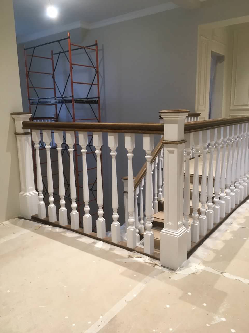 Лестница из массива дуба взагородный дом