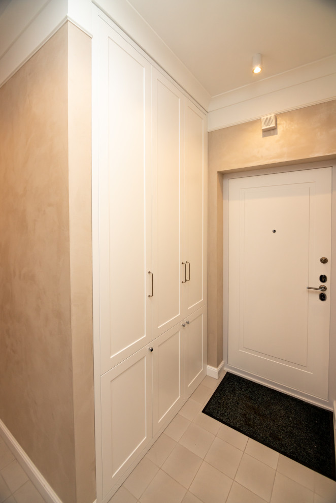 Шкафы в прихожую и спальню в неоклассическом стиле