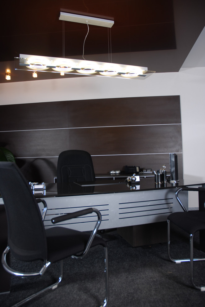 Обложка проекта: офис в темных тонах