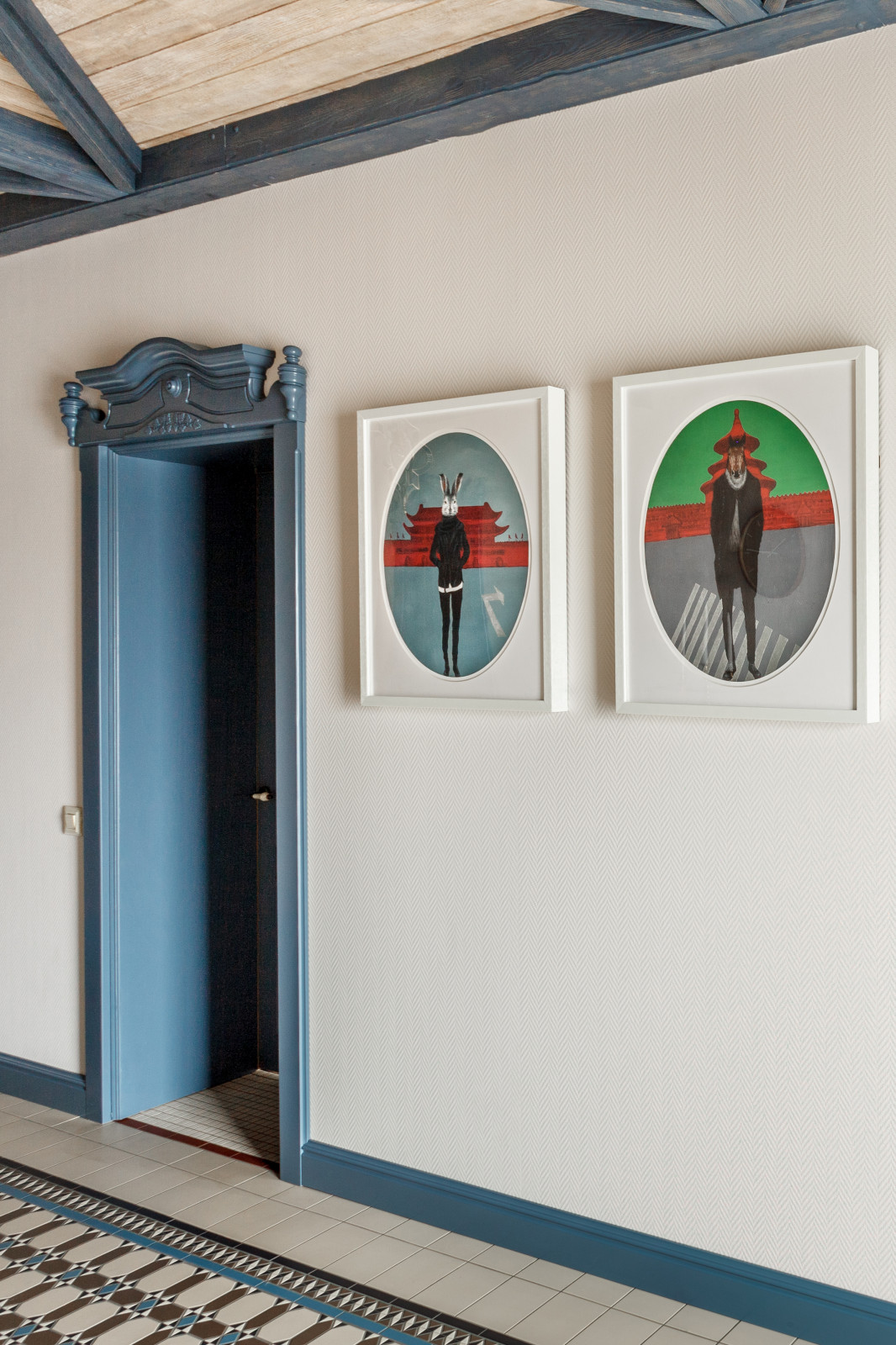 Винтажная прихожая в проекте загородного дома.