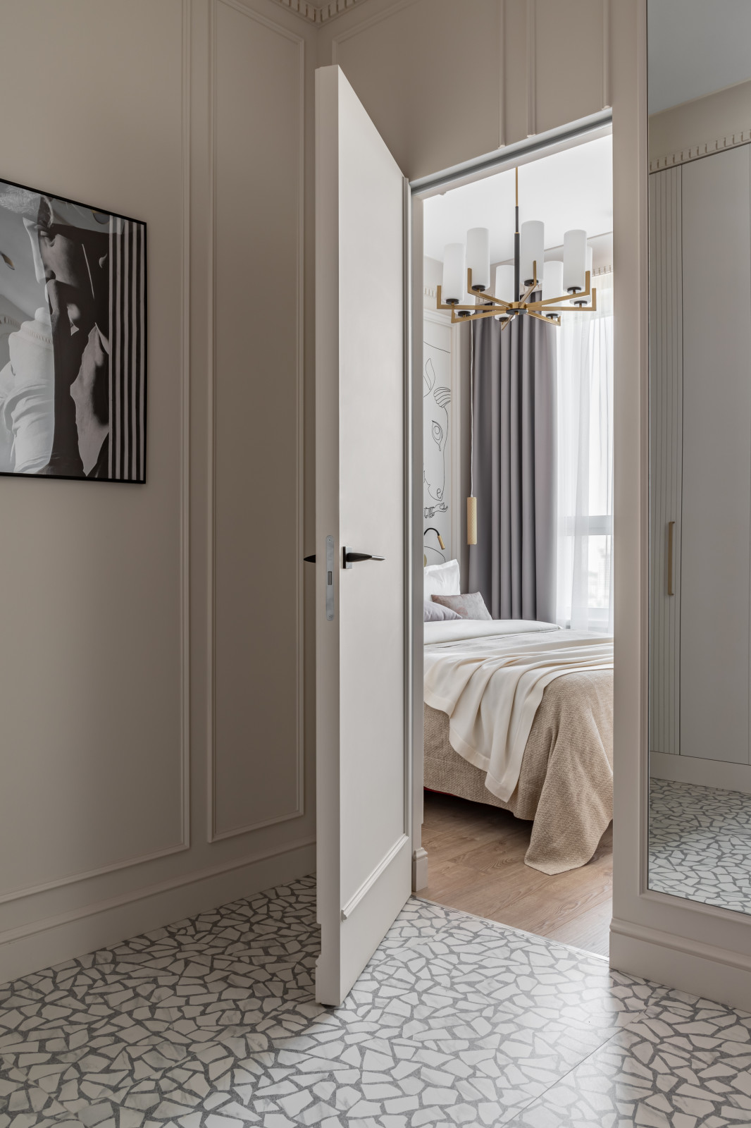 Цвет, неон и греческие богини - современная квартира 35 м² для блогера в Москве