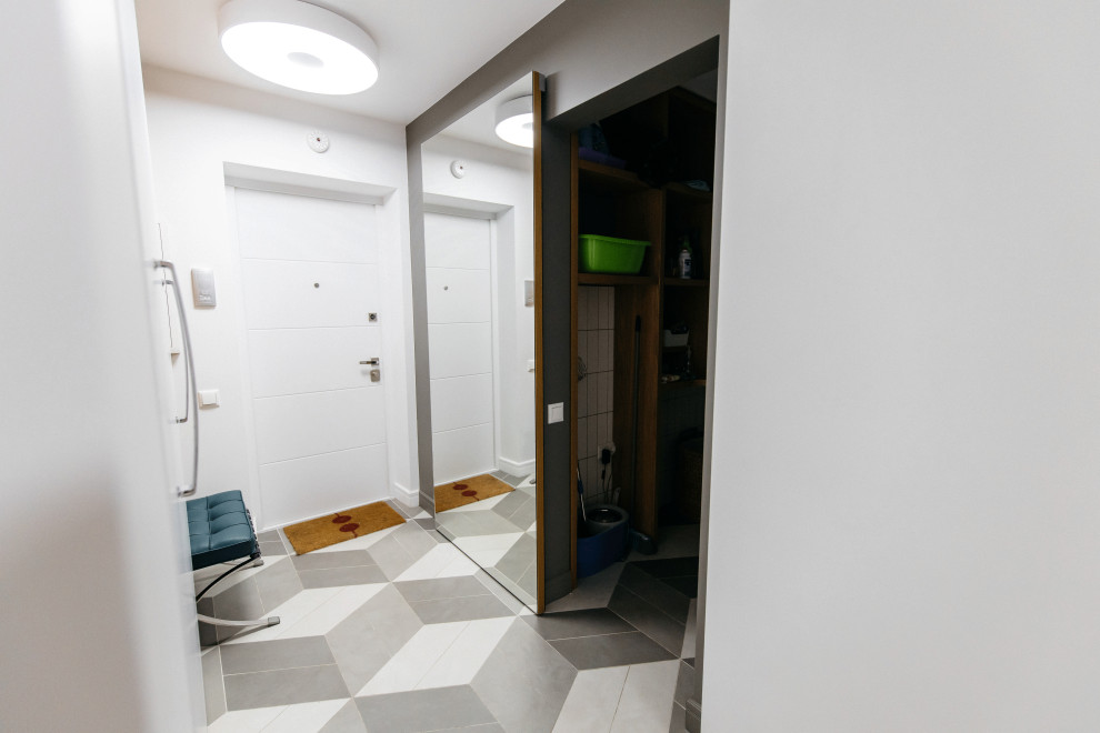 Раздвижная дверь - зеркало в кладовую