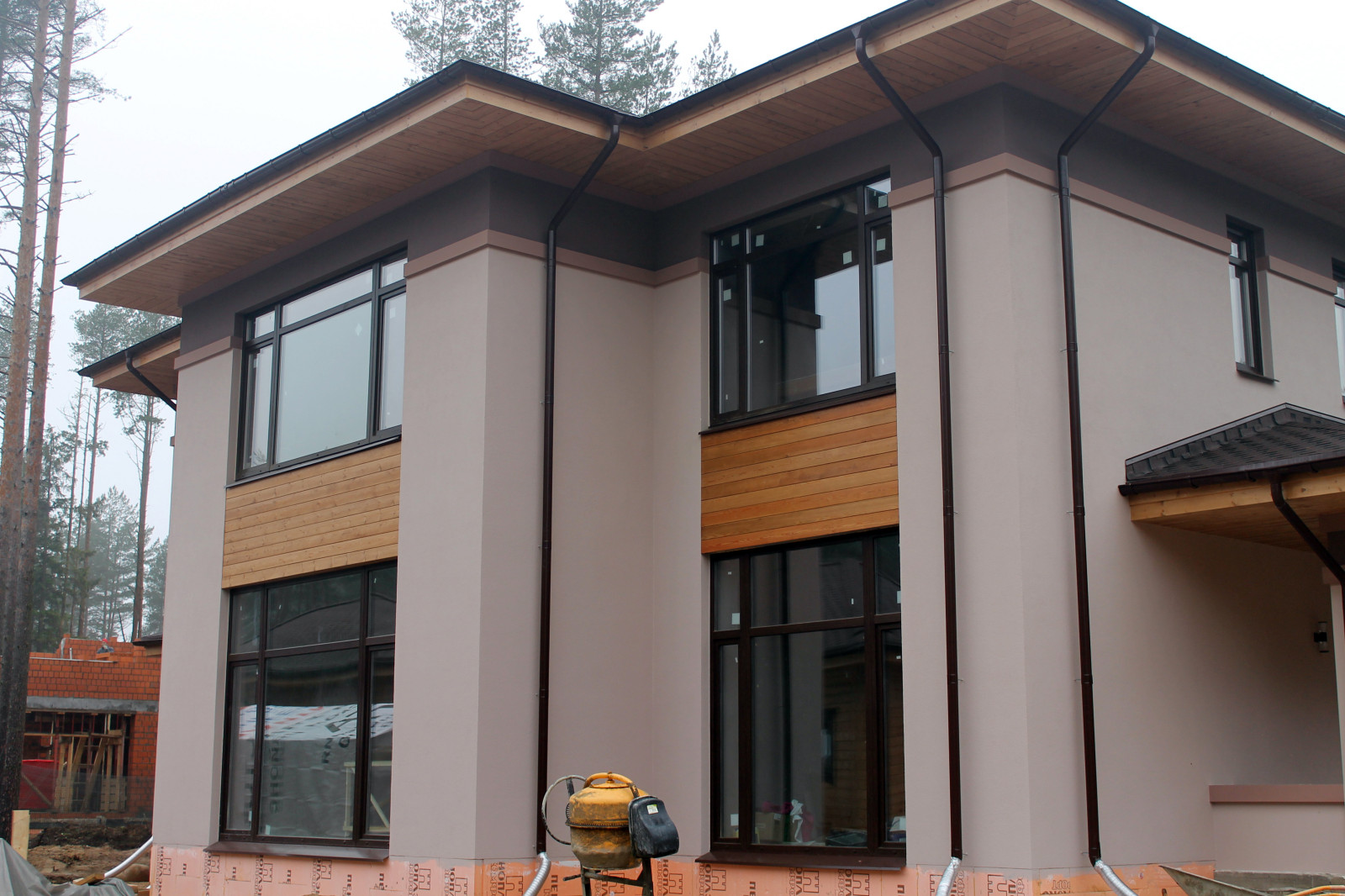 Дом из кирпича в "Охтинском парке"