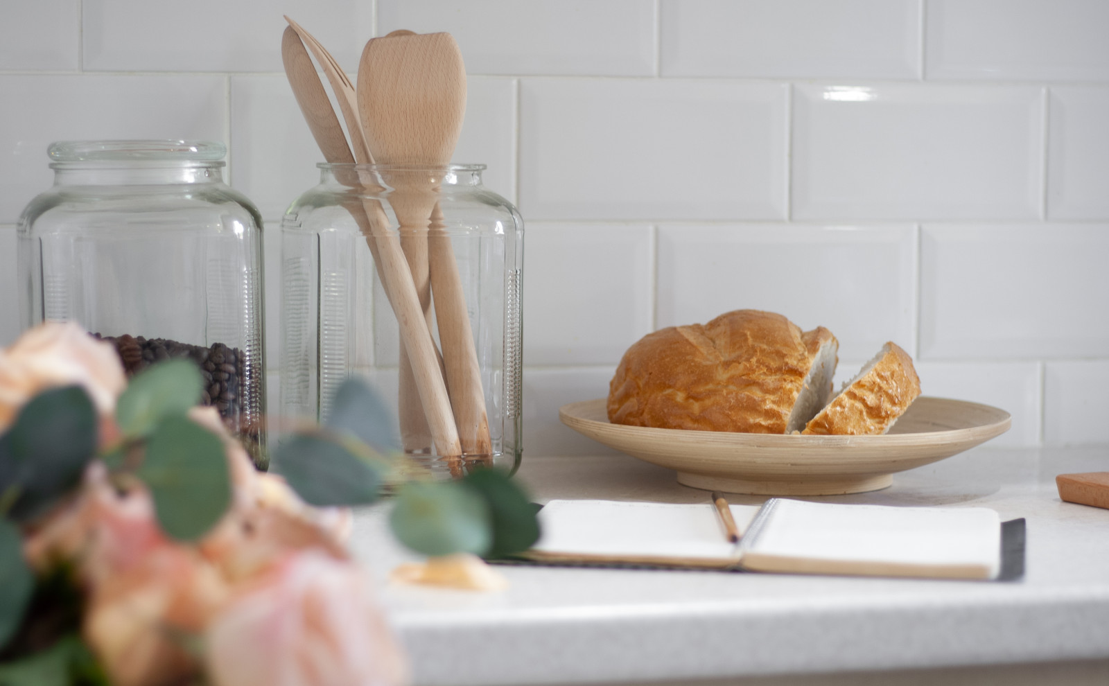 Освежающий и легкий интерьер кухни для семьи из двух человек