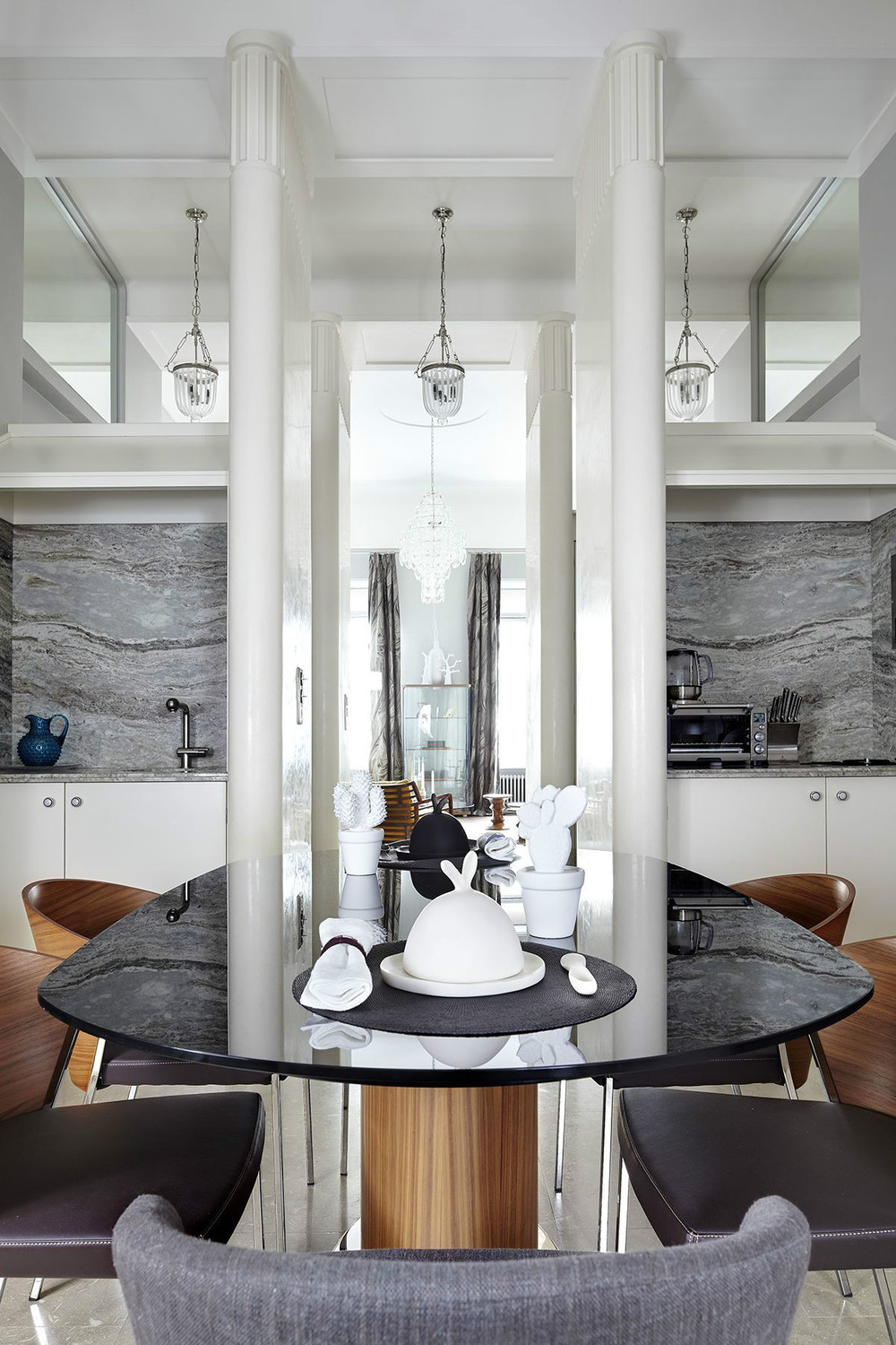 Квартира в трехэтажном особняке на набережной реки Мойки