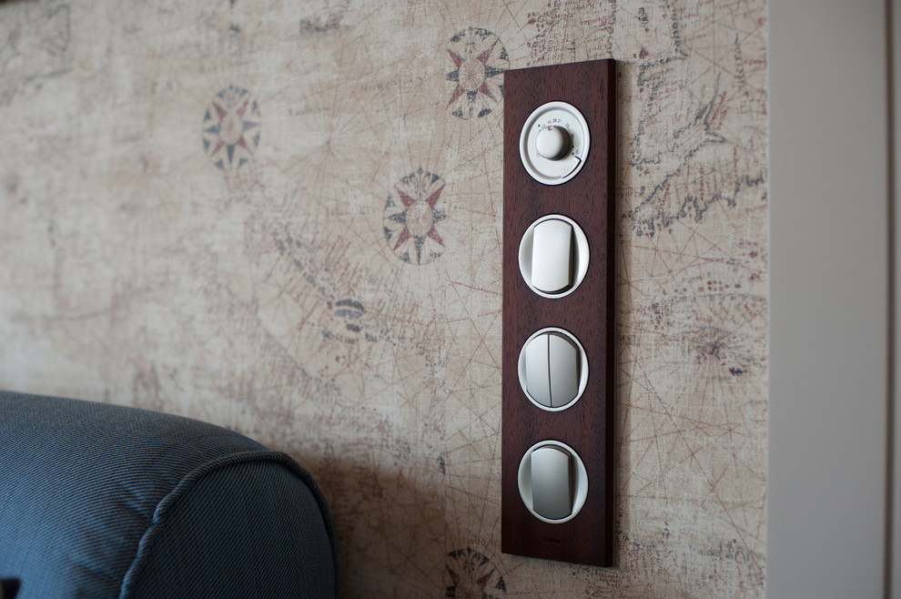 Выключатели в рамке из натурального дерева