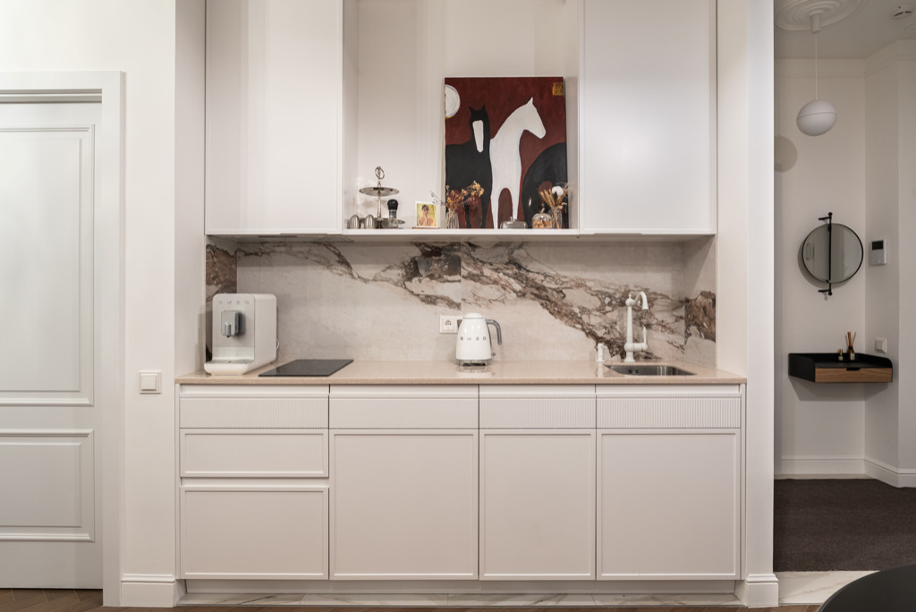 Обложка проекта: Белая кухня-гостиная в лучших традициях