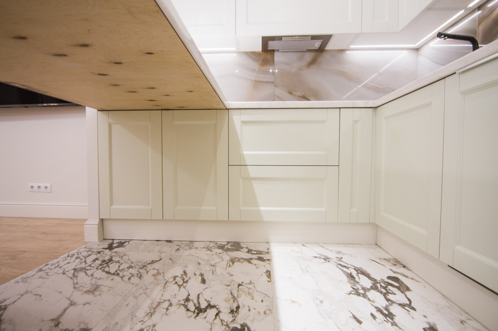 Минималистичная белая кухня с барной стойкой