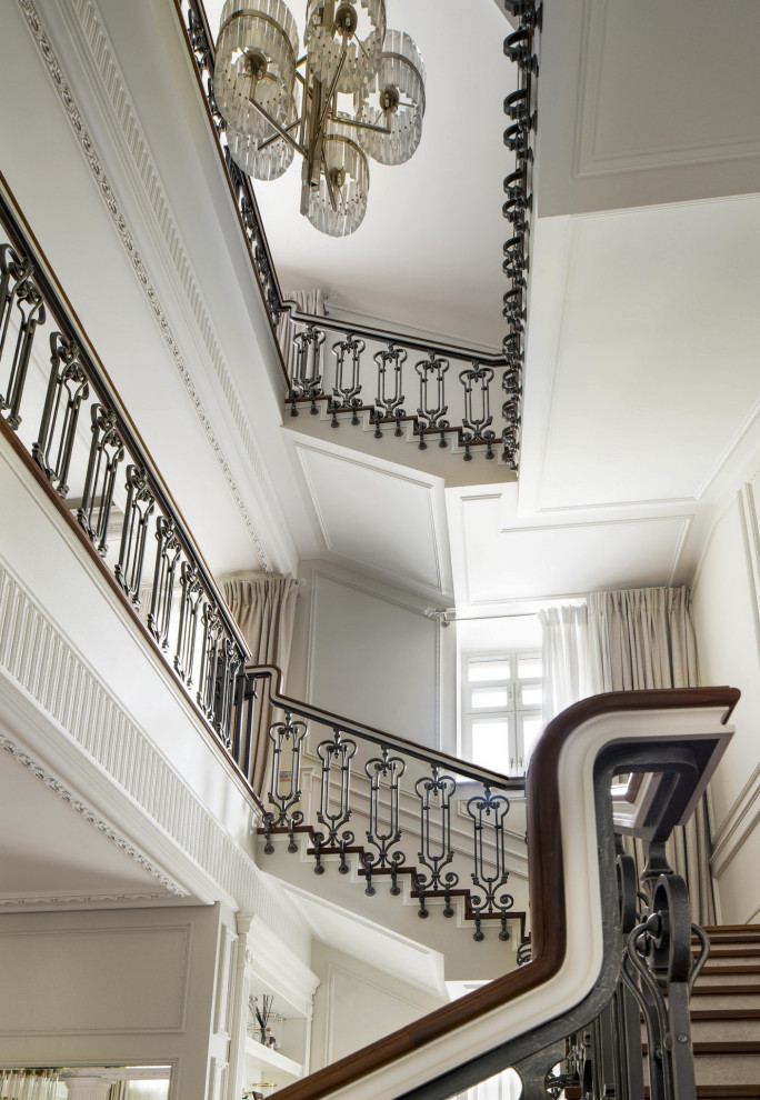 Лесничное ограждение в большом доме