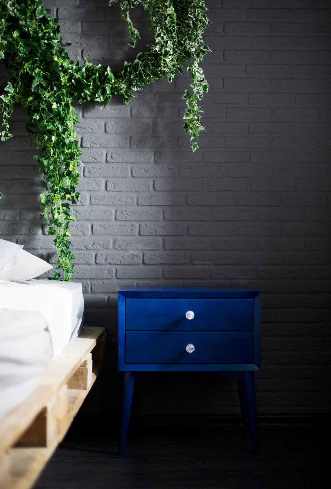 Синяя прикроватная тумбочка