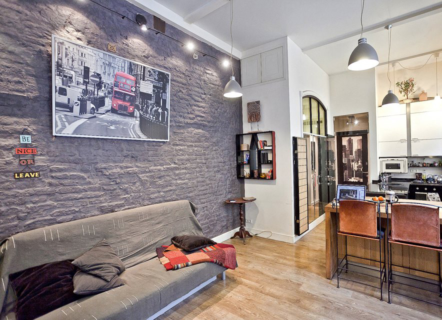 Двухъярусная квартира с кирпичной кладкой, антикварными деталями и секретным бал