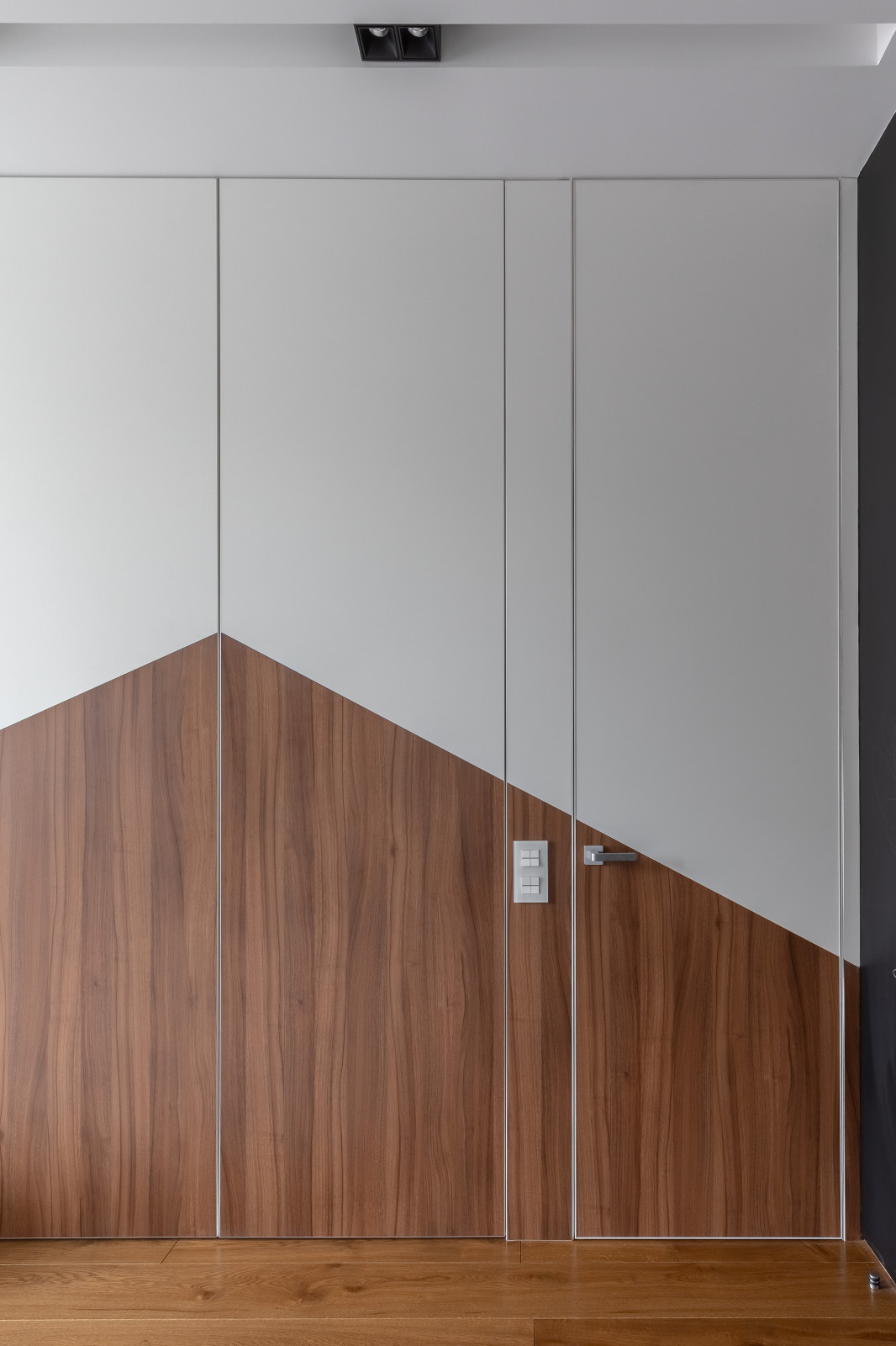 Двери имеют высоту от пола до потолка, что зрительно увеличивает высотку потолко