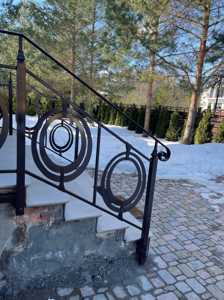 Кованное ограждение на улице