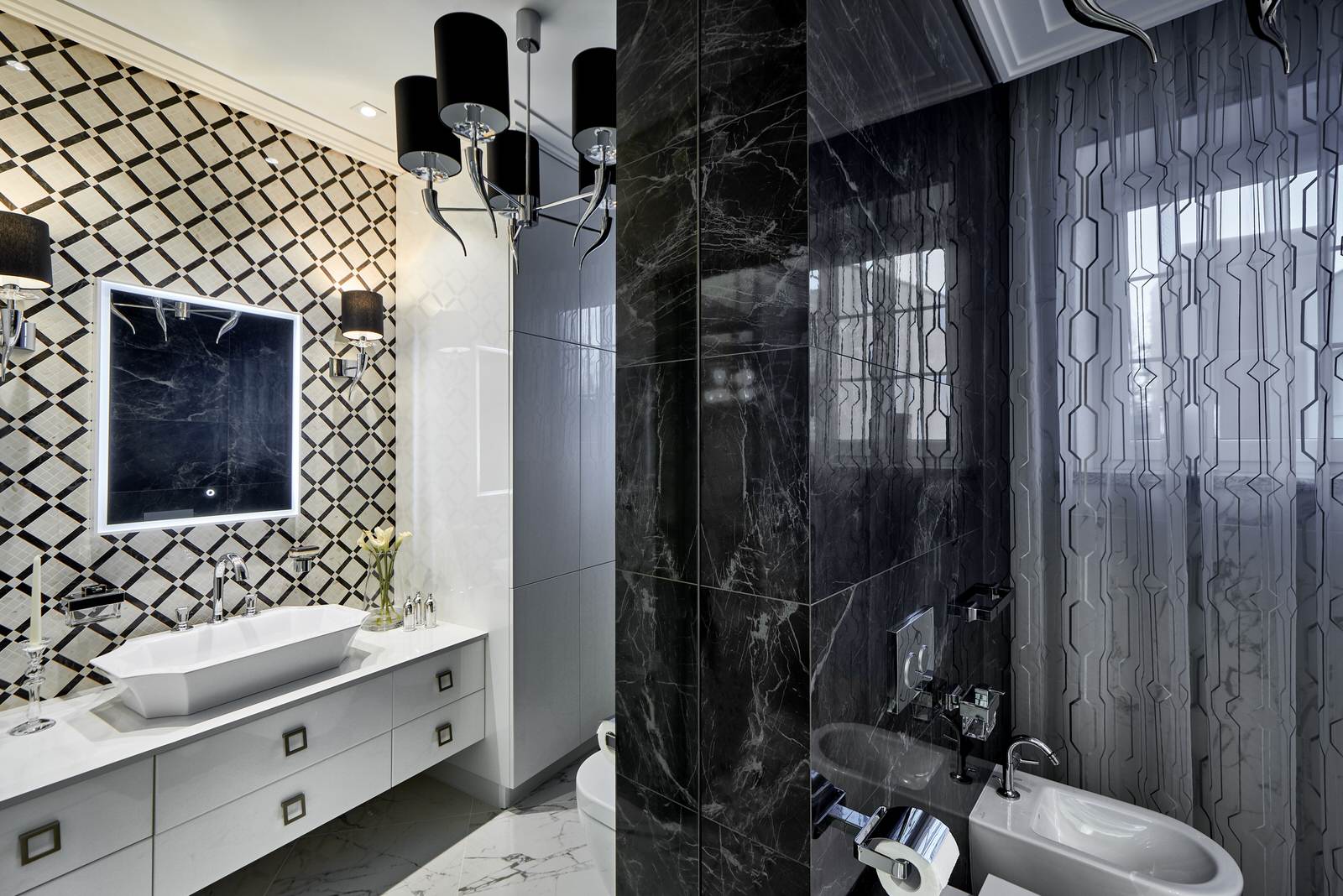 Яркий, роскошный, искрящийся.