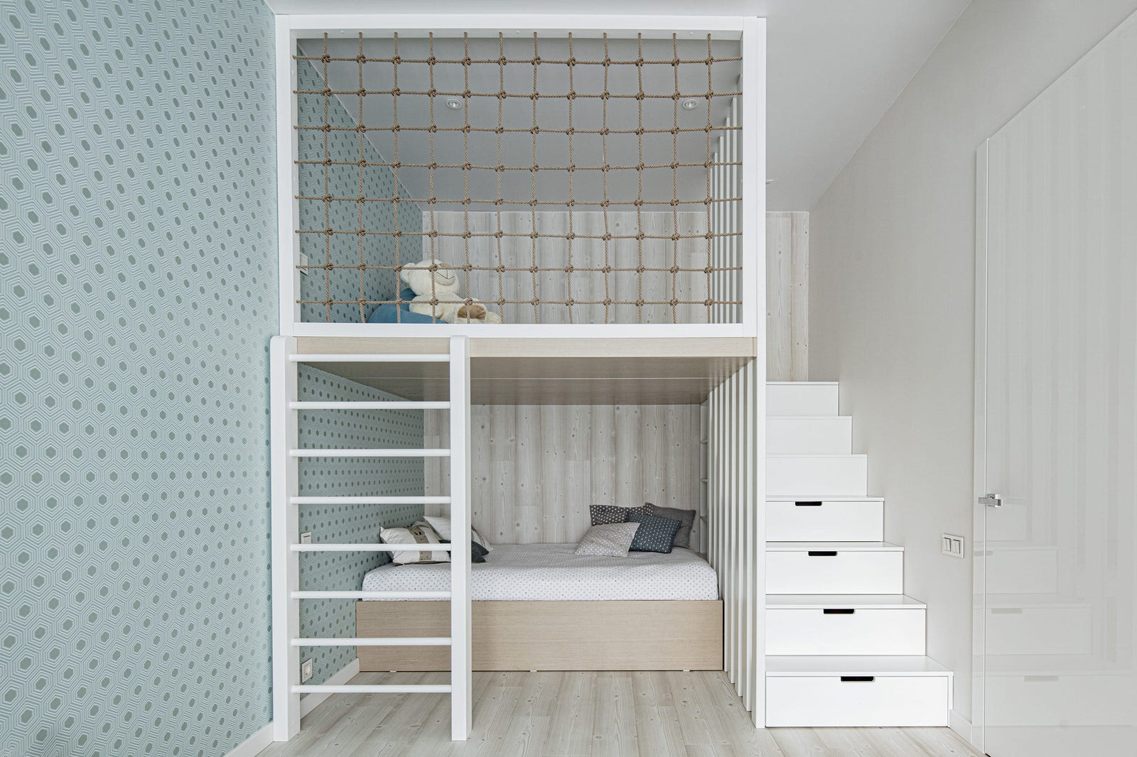 Большой красивый белый дом