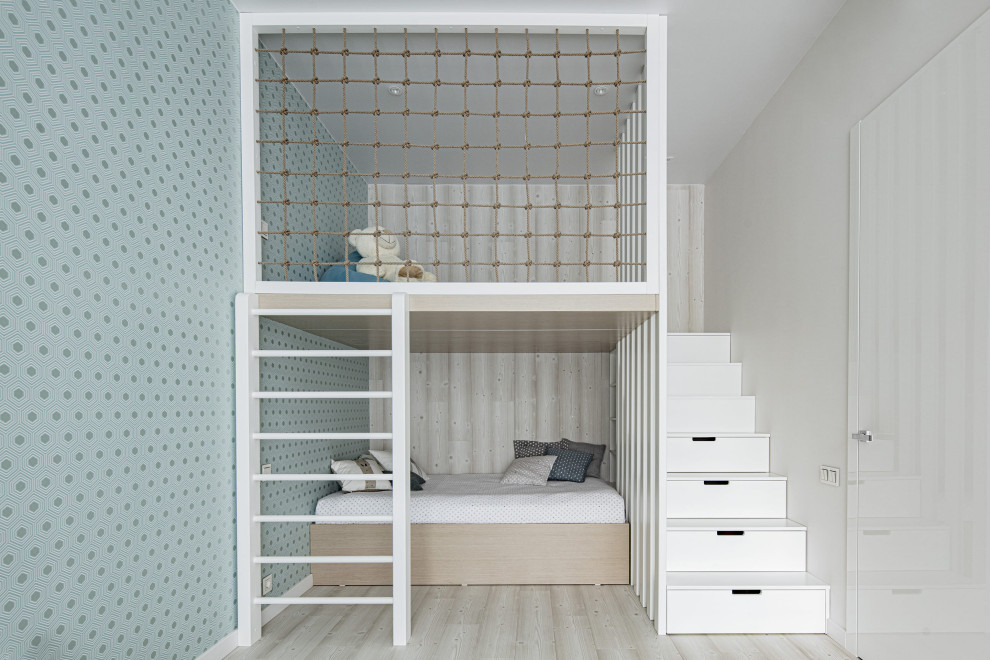 Большой красивый белый дом