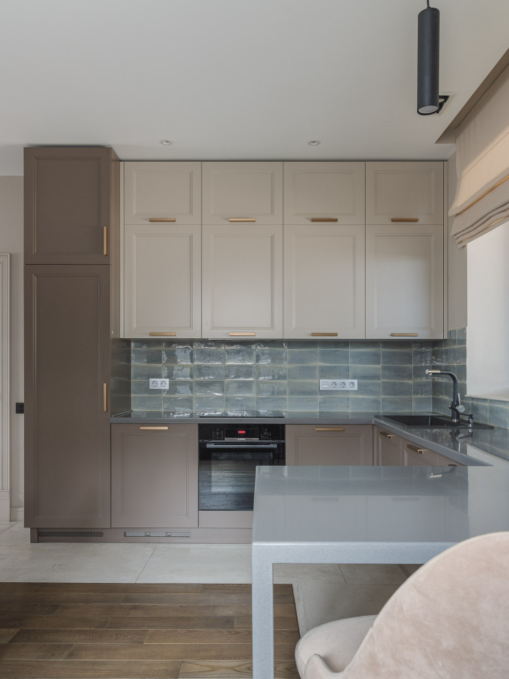 Кухня-гостиная с камином в коттедже Малая Царевщина