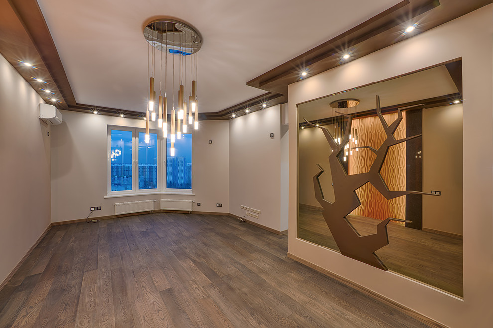 Гостиная по дизайн-проекту. Дерево с зеркальным фоном.