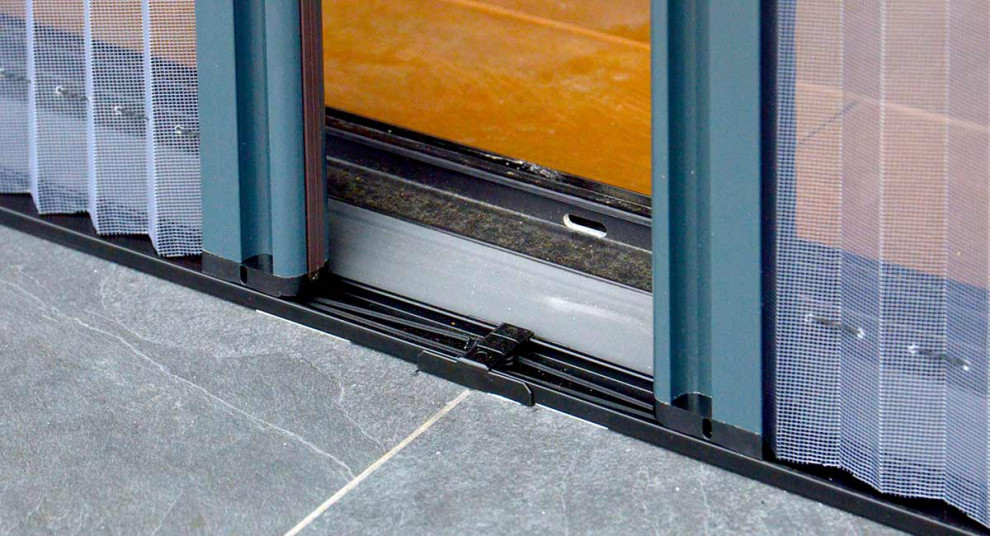 Раздвижное остекление с москитной сеткой