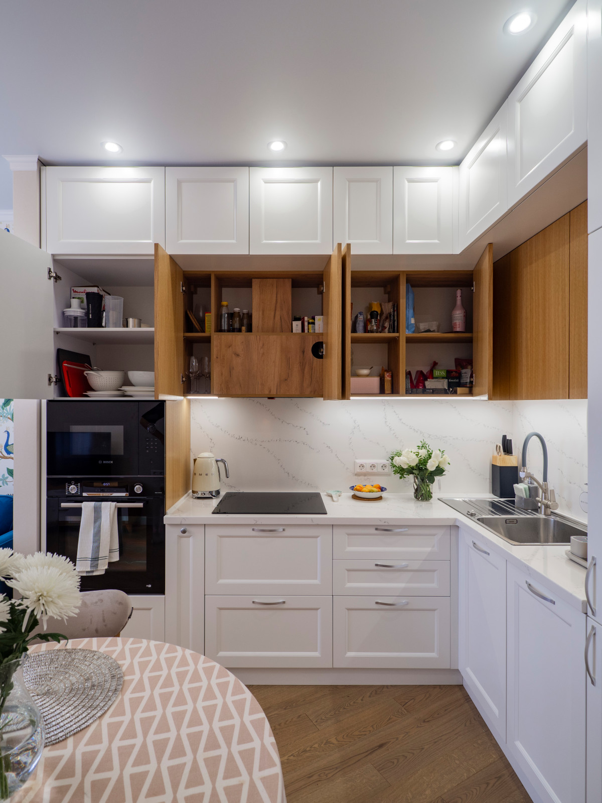 Уютная белая неоклассическая кухня с элементами под дерево