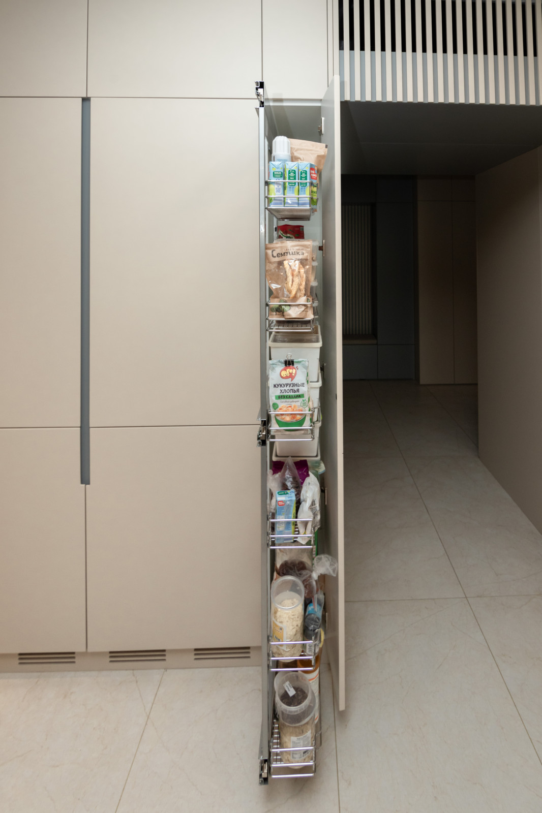 Современная кухня-гостиная с необычной барной стойкой и ТВ-зоной