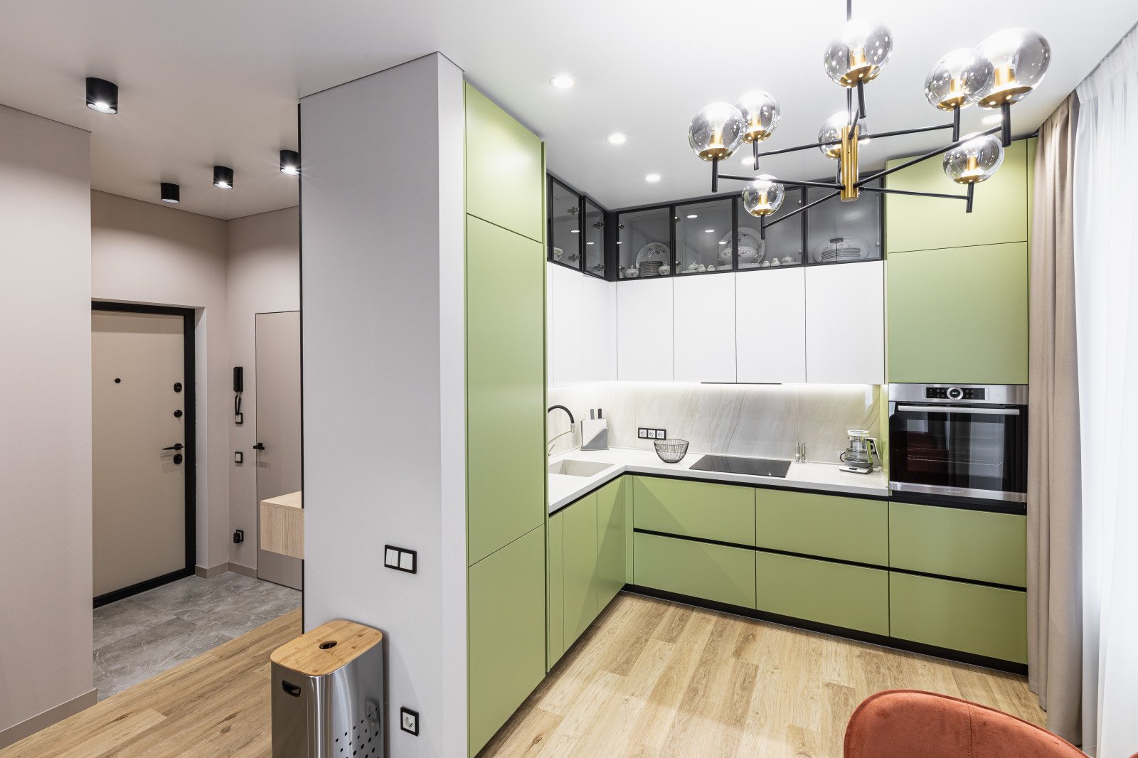 Двухкомнатная квартира в современном стиле с яркими акцентами