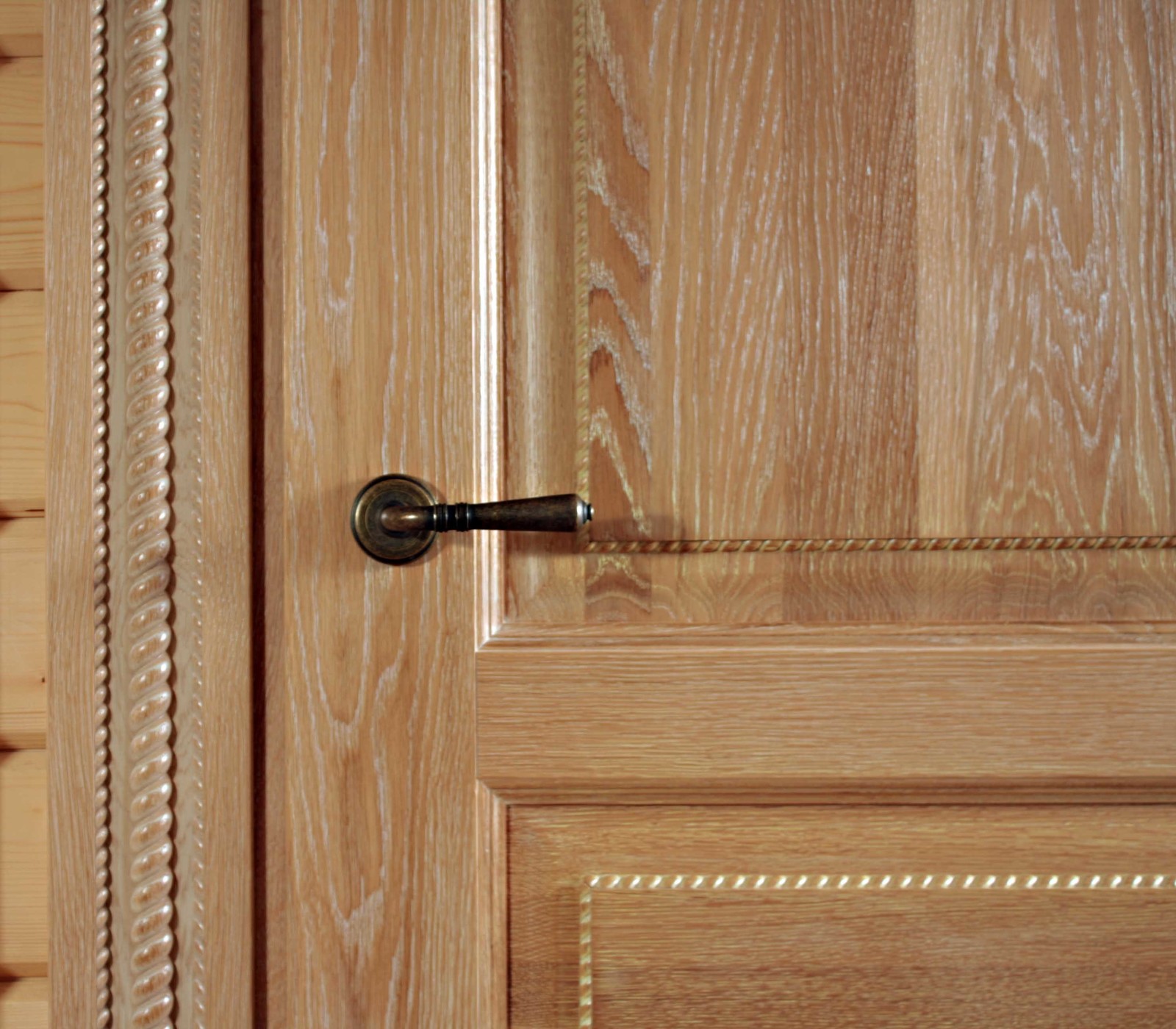 Двери из массива дуба в загородный коттедж