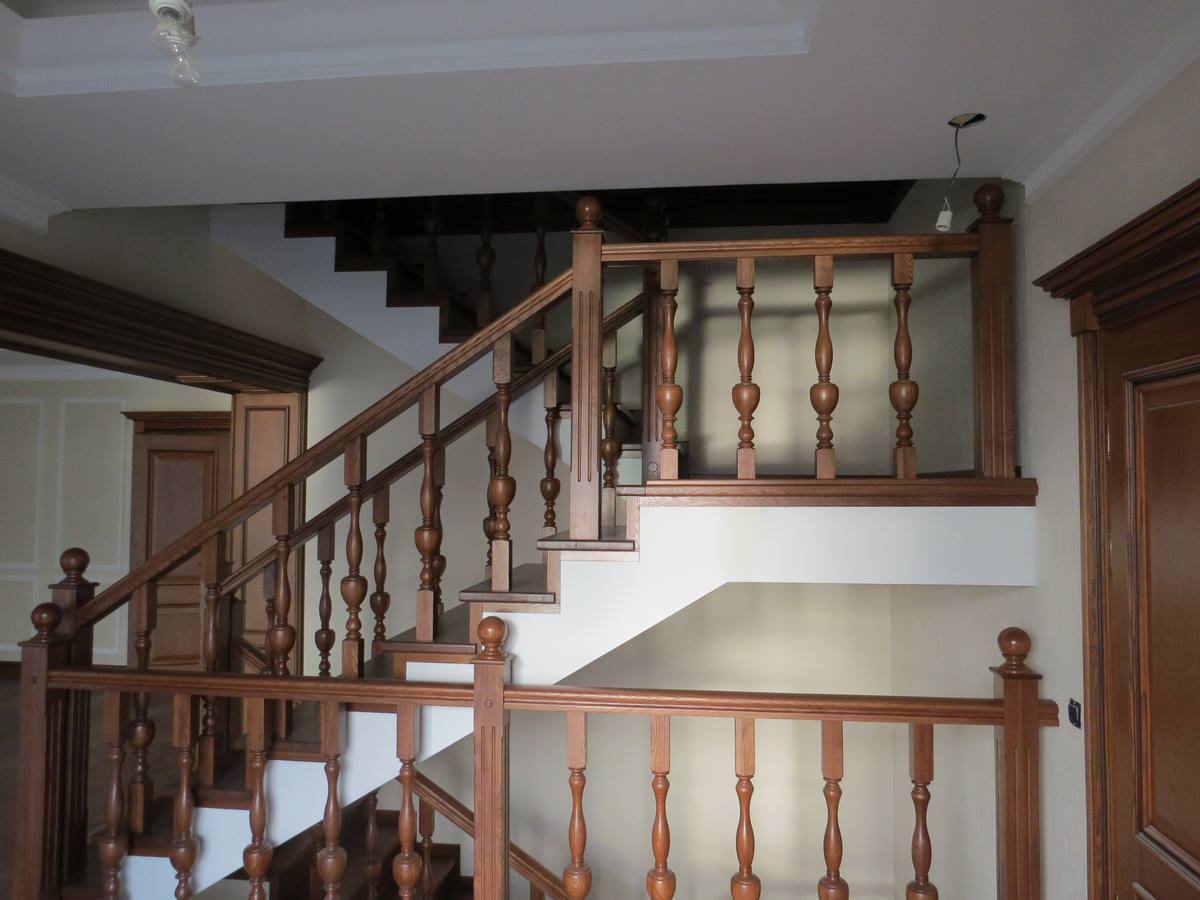 Классическая облицовка лестниц с изящными стойками