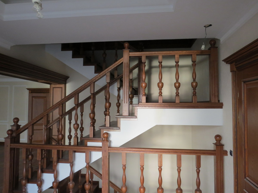 Классическая облицовка лестниц с изящными стойками